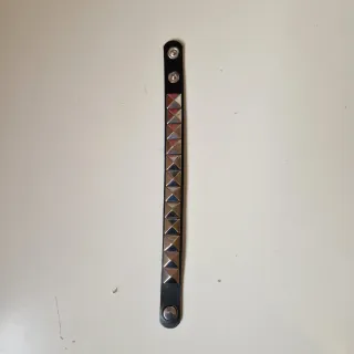 Braccialetto Y2K con borchie argentate