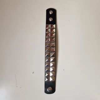 Bracciale nero con borchie a piramide