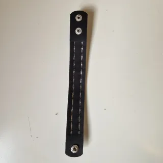 Bracciale nero con borchie a piramide