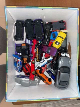 Scatola con macchinine Hot Wheels