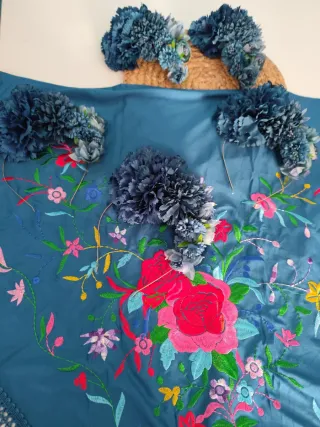 Mantoncillo azul petróleo bordado