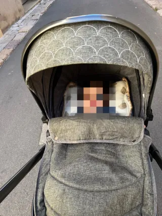 Carro de bebé con bolso y accesorios