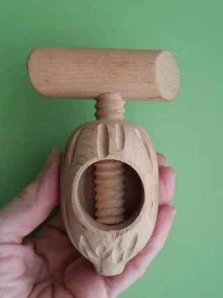 Schiaccianoci in legno