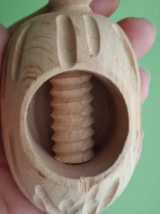 Schiaccianoci in legno