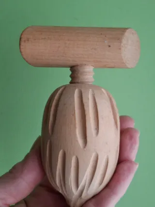 Schiaccianoci in legno