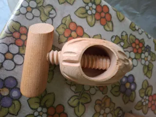 Schiaccianoci in legno