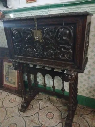 Antiguo bargueño de madera tallada en los años 40