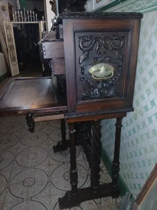 Antiguo bargueño de madera tallada en los años 40