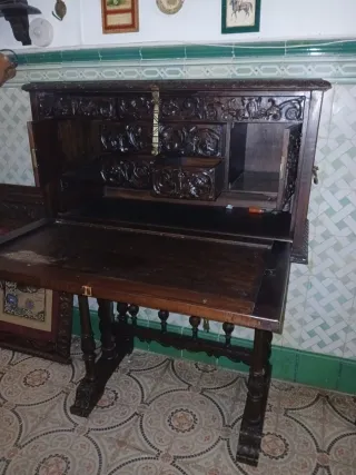 Antiguo bargueño de madera tallada en los años 40