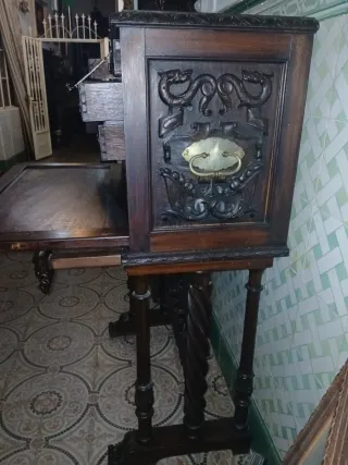 Antiguo bargueño de madera tallada en los años 40