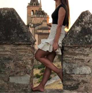 Falda corta lunares volantes