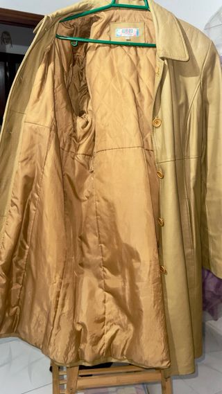 Abrigo de cuero color marron