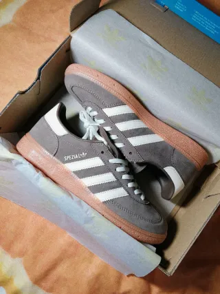 Adidas Spezial Marrones y Blancas
