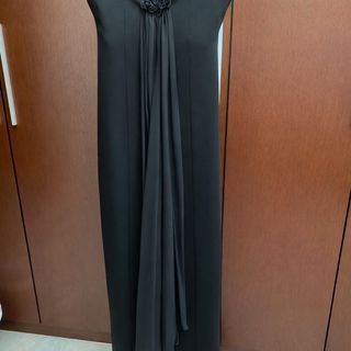 Vestido fiesta con apertura atrás lo tapa la gasa,