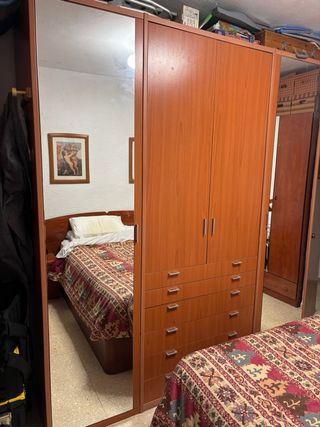 Armario de madera con espejo