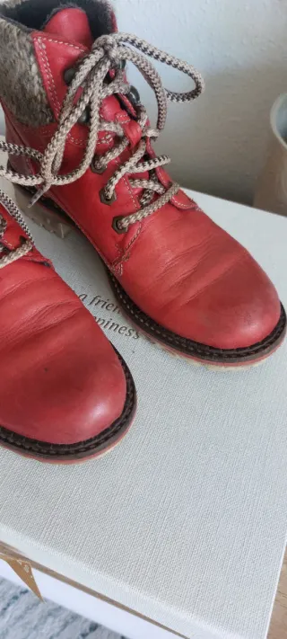 Botas de piel rojas con cordones y tejido