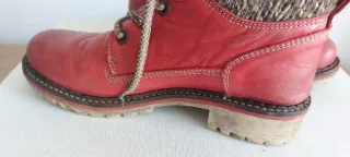 Botas de piel rojas con cordones y tejido