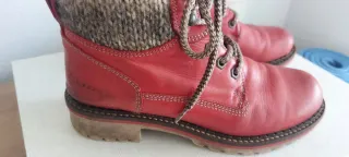 Botas de piel rojas con cordones y tejido
