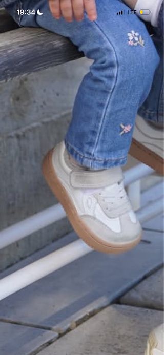Zapatillas deportivas Bunbv beige y blanco