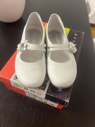 Zapatos Sumon comunión blancos.