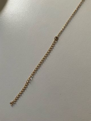 Collar de corazones dorados y rojos