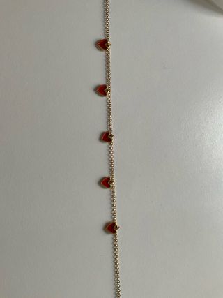 Collar de corazones dorados y rojos