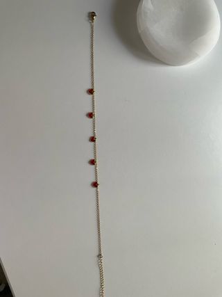 Collar de corazones dorados y rojos