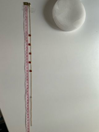 Collar de corazones dorados y rojos