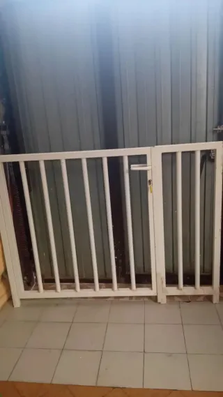 Puerta de seguridad blanca para bebés/mascotas
