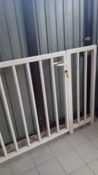 Puerta de seguridad blanca para bebés/mascotas