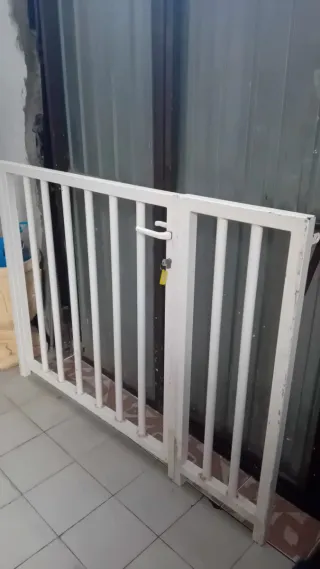 Puerta de seguridad blanca para bebés/mascotas