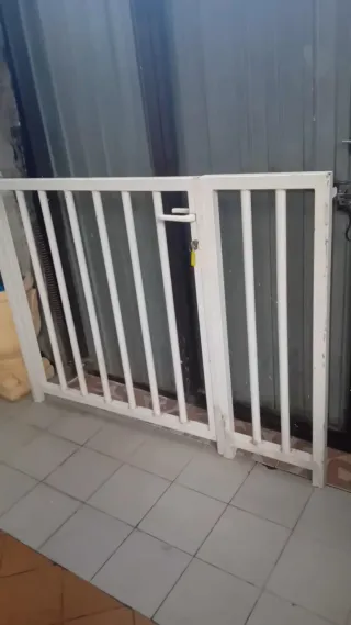 Puerta de seguridad blanca para bebés/mascotas