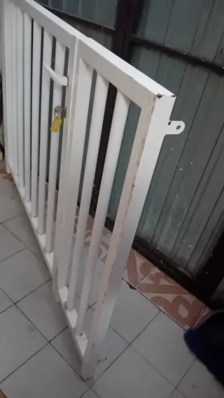 Puerta de seguridad blanca para bebés/mascotas