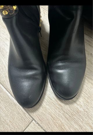 Botas Guess Negras con Detalles Dorados