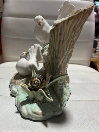 Figura porcelana palomas y caracolen arbol vintage