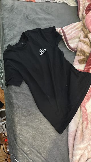 Camisetas talla s 15€ cada una  Vaqueros talla m25