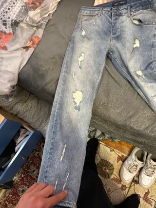 Camisetas talla s 15€ cada una  Vaqueros talla m25