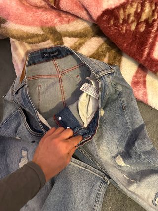 Camisetas talla s 15€ cada una  Vaqueros talla m25