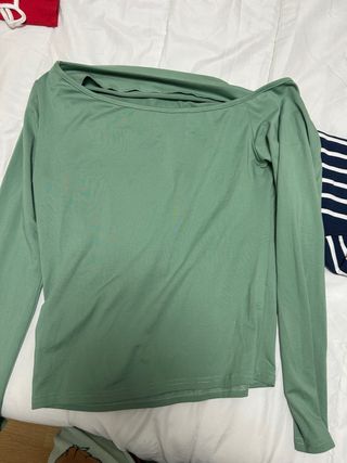 Top verde manga larga escote barco