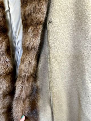 Elegante capa beige con detalles de pelo