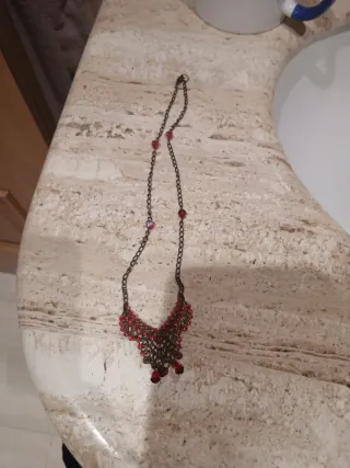 Collar con cuentas rojas y cadena