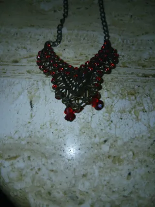 Collar con cuentas rojas y cadena