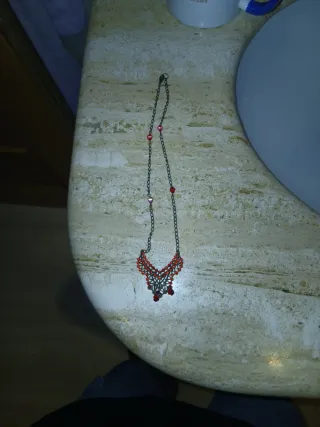 Collar con cuentas rojas y cadena
