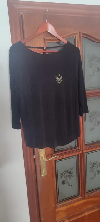 Jersey negro con detalles brillantes sin usar