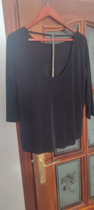 Jersey negro con detalles brillantes sin usar