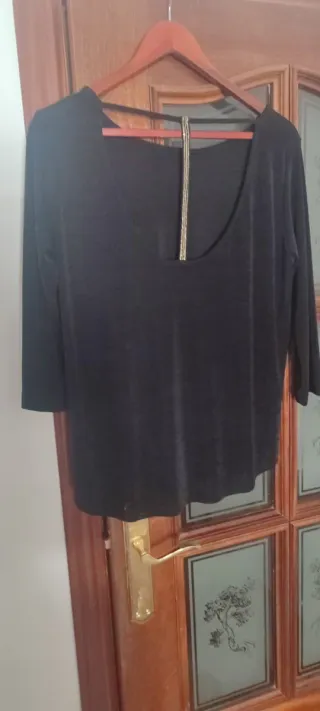 Jersey negro con detalles brillantes sin usar
