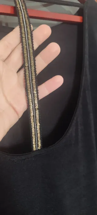 Jersey negro con detalles brillantes sin usar