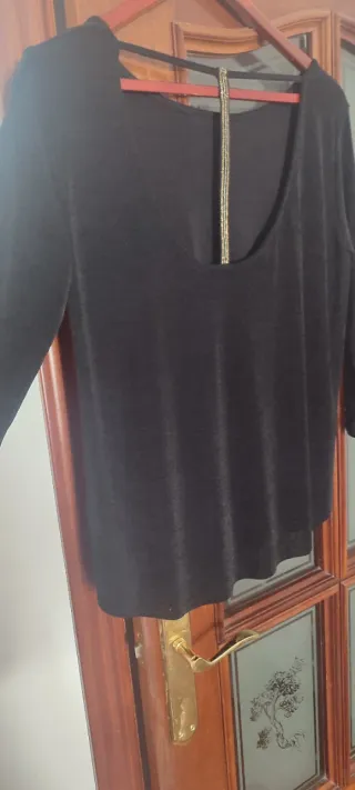 Jersey negro con detalles brillantes sin usar