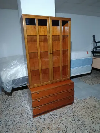 Vitrina de madera con cajones