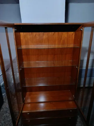 Vitrina de madera con cajones